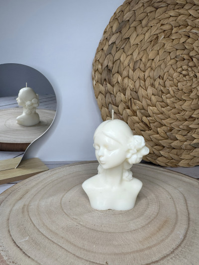 Vela busto femenino artesanal – Vela decorativa con flores estilo escultura