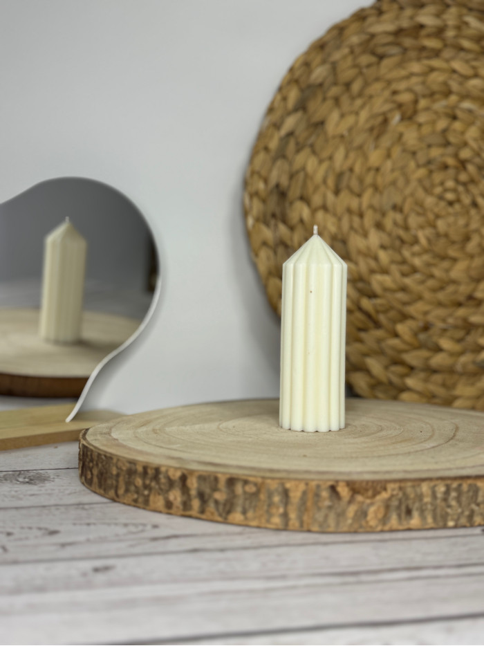 Vela columna estriada artesanal – Vela decorativa minimalista