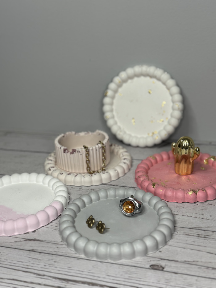 Bandeja Decorativa Redonda Artesanal en Resina al Agua – Vaciabolsillos y Organizador de Joyas