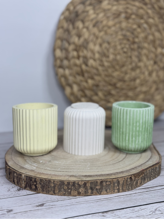 Jarrón Decorativo Pequeño en Resina al Agua – Diseño Acanalado Minimalista