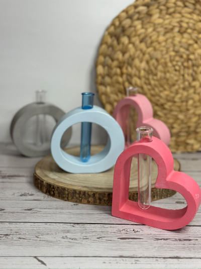 Mini Jarrón Corazón con Tubo de Ensayo – Florero Decorativo en Resina al Agua