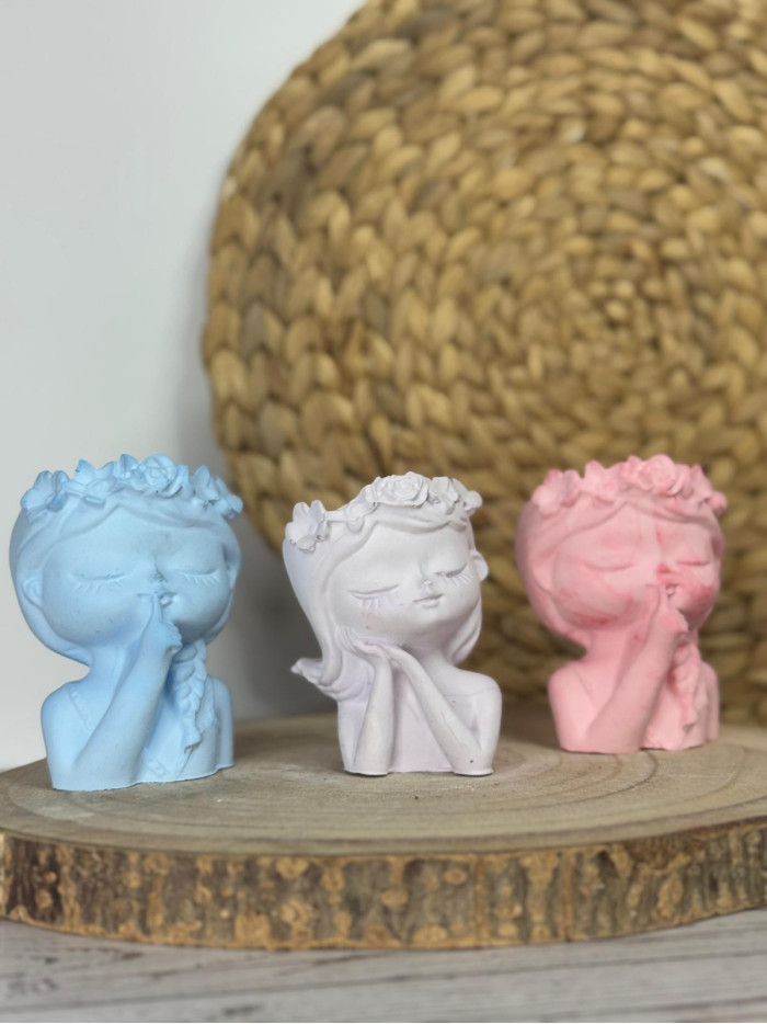 Macetero Decorativo Niña con Flores – Portasuculentas Artesanal