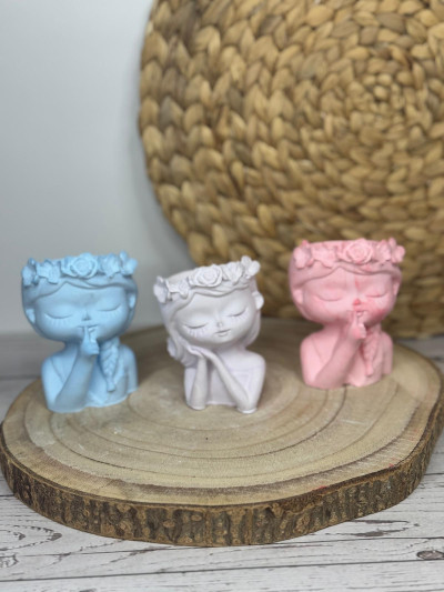 Macetero Decorativo Niña con Flores – Portasuculentas Artesanal