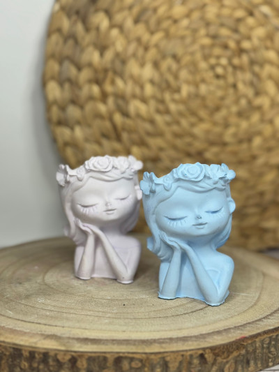 Macetero Decorativo Niña con Flores – Portasuculentas Artesanal