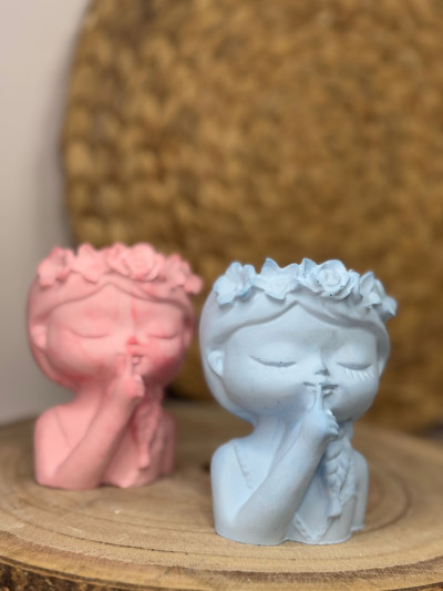 Macetero Decorativo Niña con Flores – Portasuculentas Artesanal