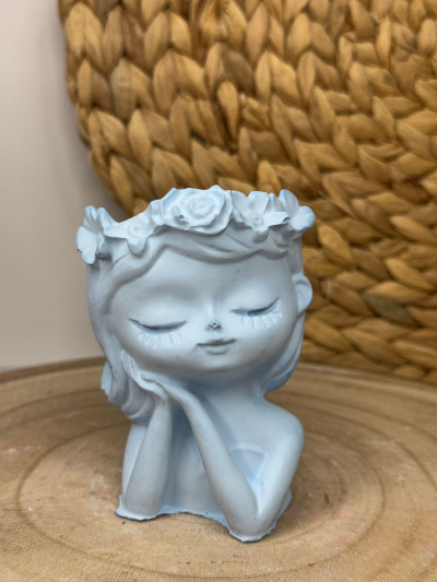 Macetero Decorativo Niña con Flores – Portasuculentas Artesanal