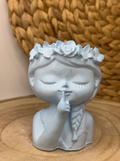 Macetero Decorativo Niña con Flores – Portasuculentas Artesanal