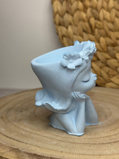 Macetero Decorativo Niña con Flores – Portasuculentas Artesanal