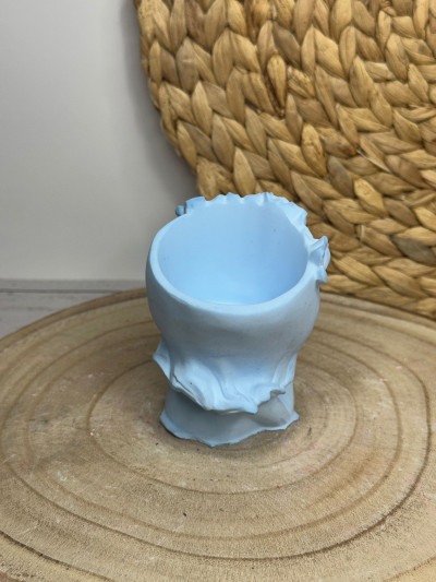 Macetero Decorativo Niña con Flores – Portasuculentas Artesanal