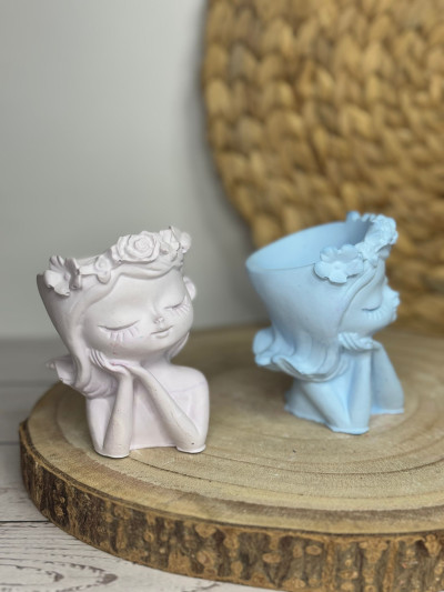 Macetero Decorativo Niña con Flores – Portasuculentas Artesanal